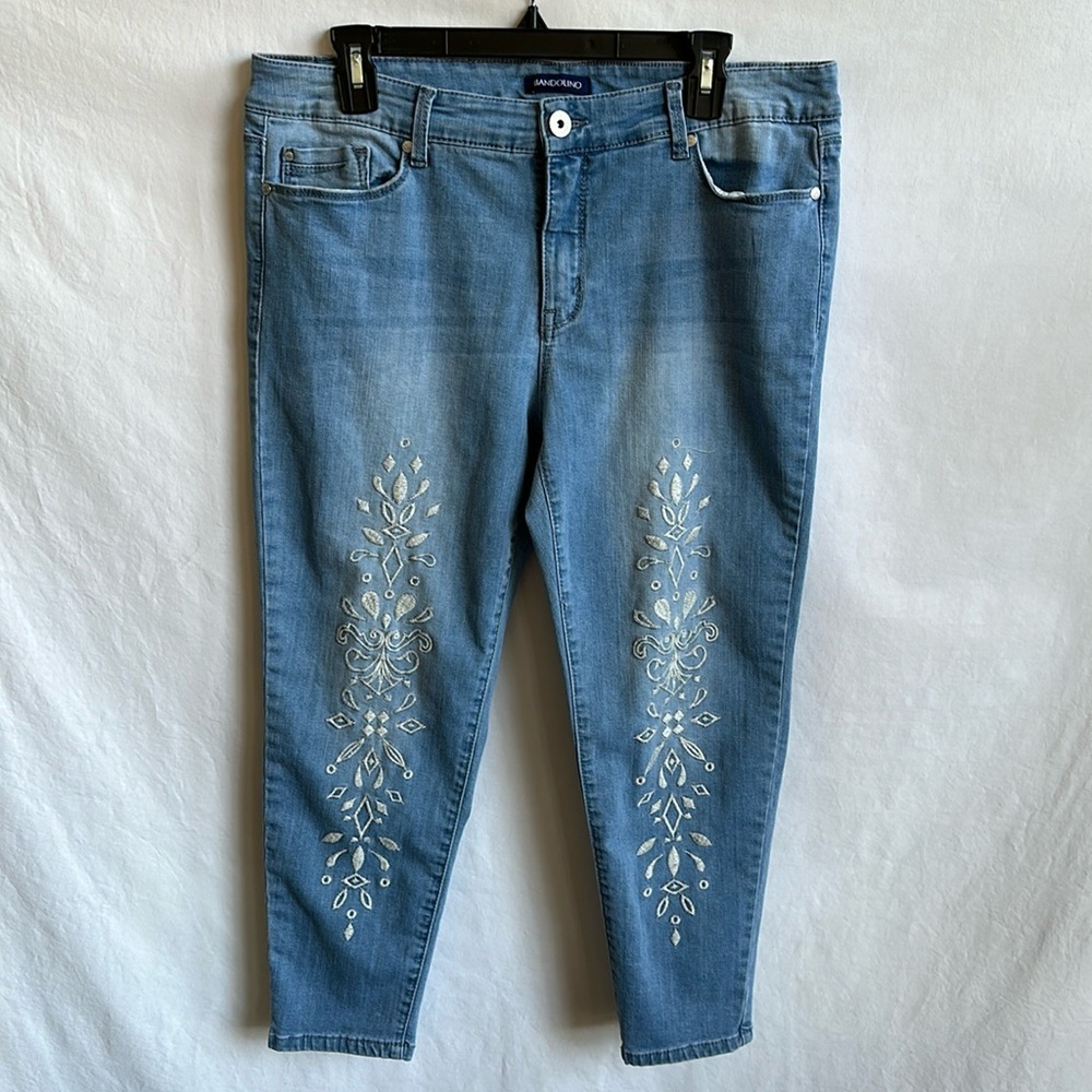 Bandolino Selene light wash floral embroidered crop jeans, size 14P
